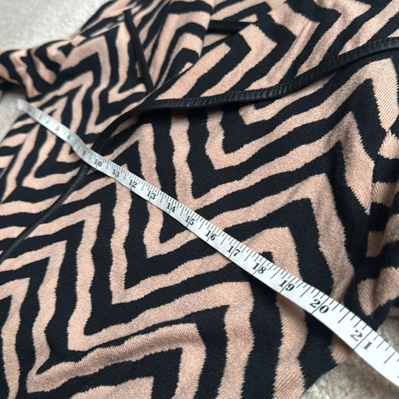 🆕 Tahari Open Belted Cardigan Jacket Black Brown Chevron Pattern Size Medium - Picture 16 of 17